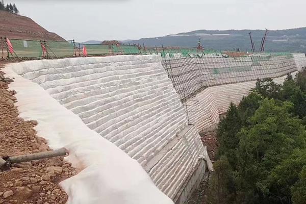 高強加筋土工布加筋材料的間距是多少  第1張